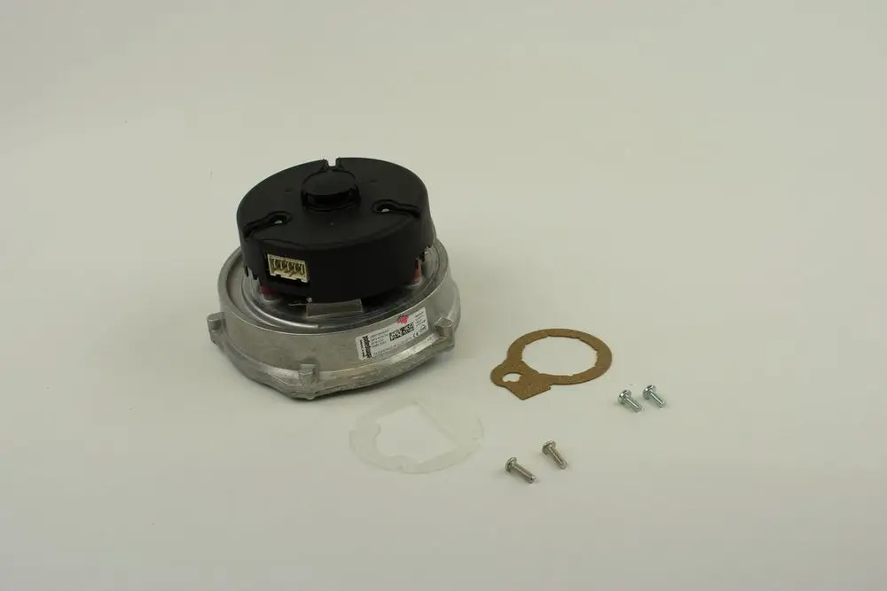 Bosch Gebläse mit einer runden schwarzen Oberseite, Metallunterteil, Gasket und Schrauben auf einer weißen Oberfläche.